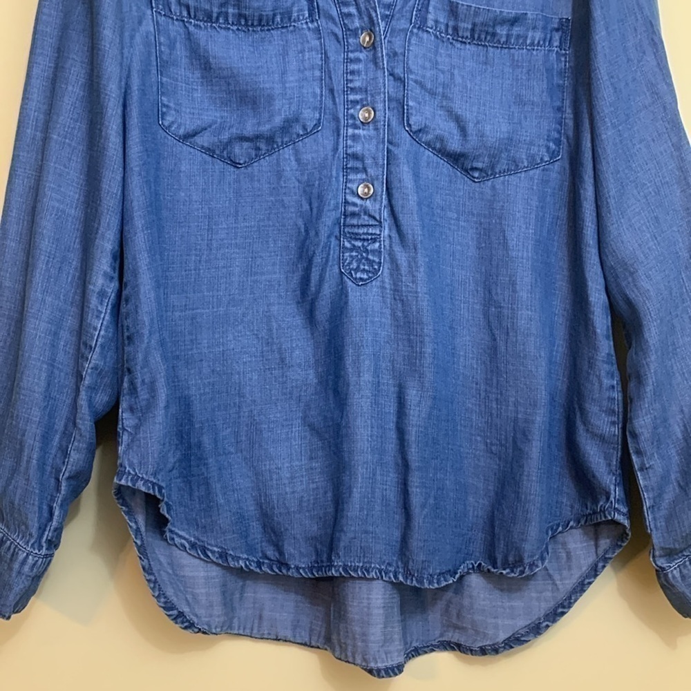 Cloth & Stone | 100% Tencel Blue Denim Hi Lo Rounded Hem 3 Button Top Shirt S - Picture 4 of 17